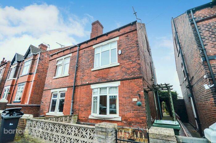 4 Bedroom Semi-Detached House To Rent In Broom Grove, Rotherham, S60