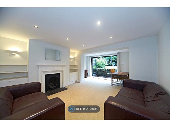 2 Bedroom Flat To Rent In Haselrigge Road, London, SW4