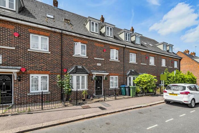 2 Bedroom Flat To Rent In Watford, Greater London, WD18