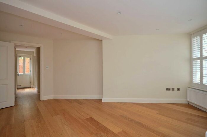 3 Bedroom Flat To Rent In Lupus Street, Pimlico, London, SW1V