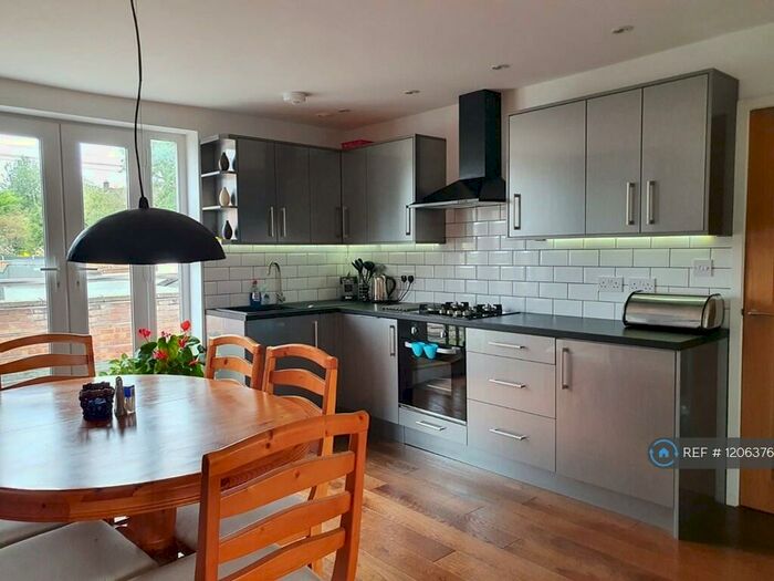 3 Bedroom Maisonette To Rent In West Street, Dunstable, LU6