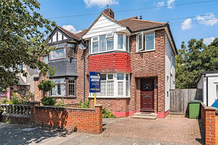 3 Bedroom Semi-Detached House For Sale In Brookdene Road, Plumstead, SE18