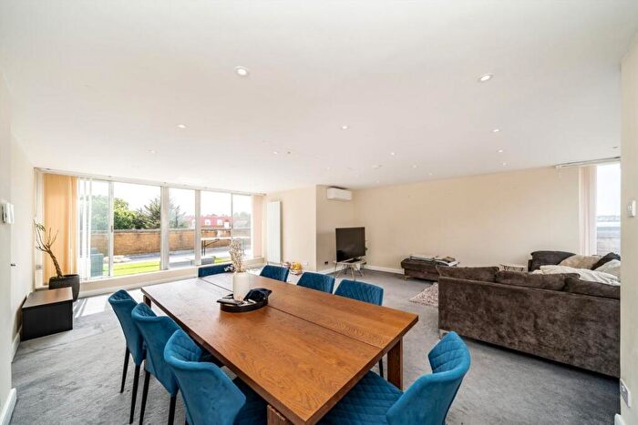 4 Bedroom Flat To Rent In Ravenscroft Avenue, Golders Green, NW11