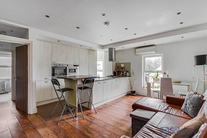 3 Bedroom Flat To Rent In Ritherdon Road, Tooting Bec, London, SW17