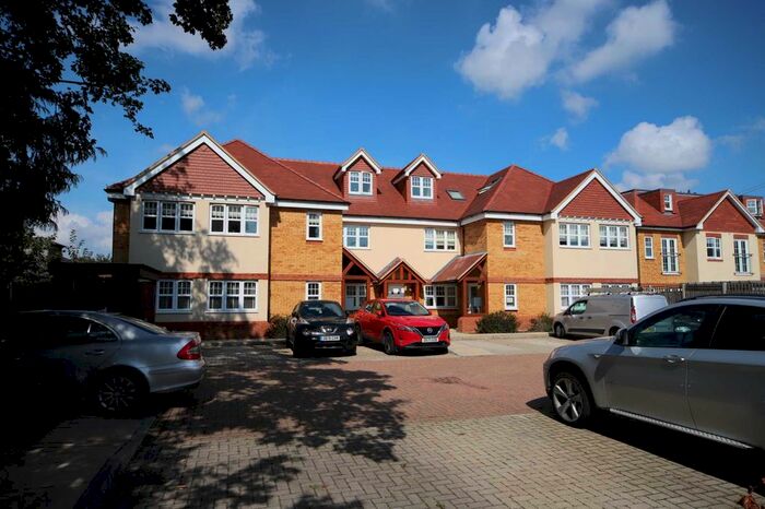 3 Bedroom Flat To Rent In London Road, Aston Clinton, Aylesbury, HP22