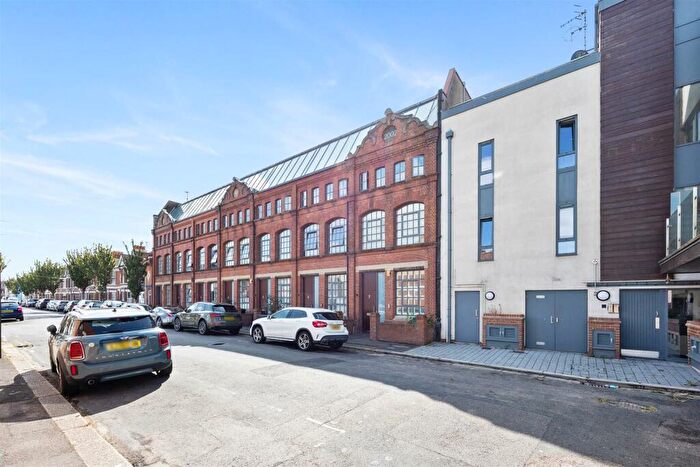 2 Bedroom Flat For Sale In Stoneham Road, Hove, BN3