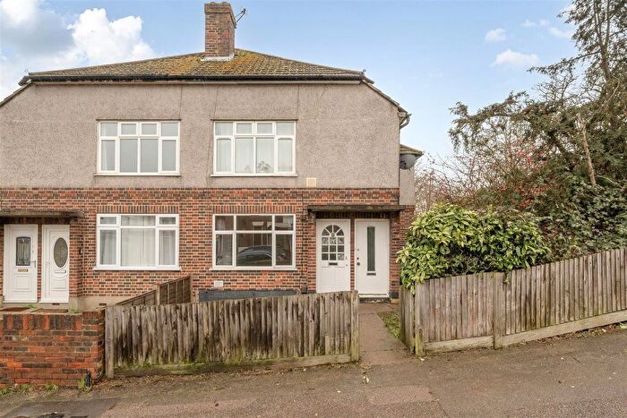 2 Bedroom Maisonette For Sale In Chiltern Drive, Surbiton, KT5