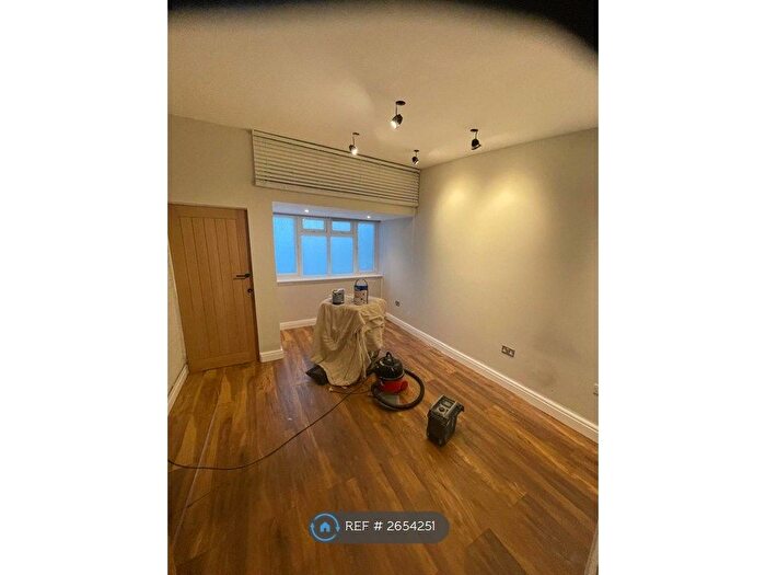 1 Bedroom Flat To Rent In Howard Close, Sunbury On Thames, TW16