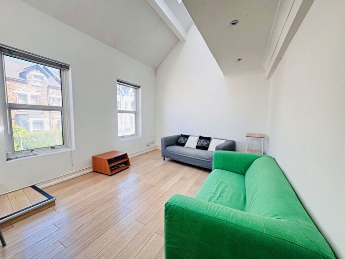 2 Bedroom Flat To Rent In Plough Road, London, SW11