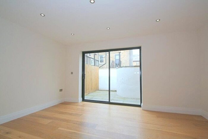 4 Bedroom Flat To Rent In Lotus Mews, Archway, Islington, N19