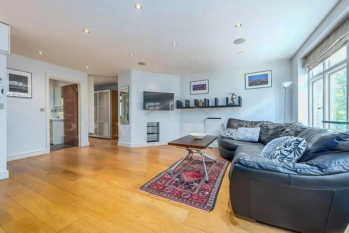 1 Bedroom Flat To Rent In Carlton Mansions, Embankment, London, WC2N