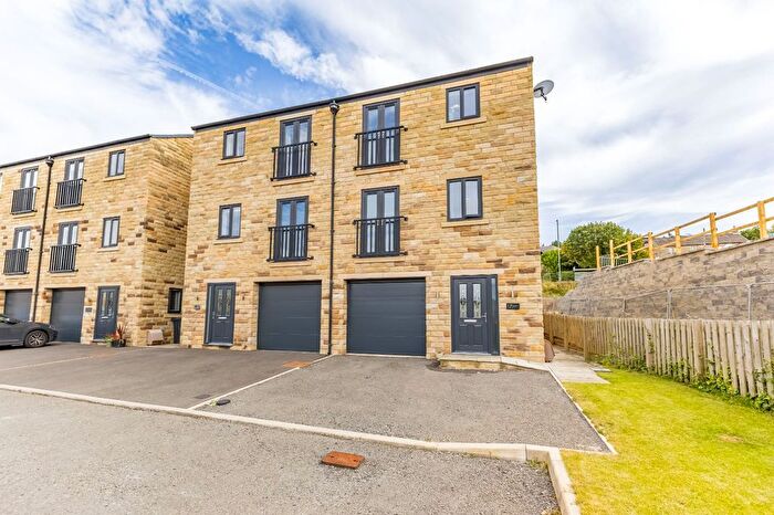 4 Bedroom Semi-Detached House To Rent In Woodland Grove, Holmfirth, HD9