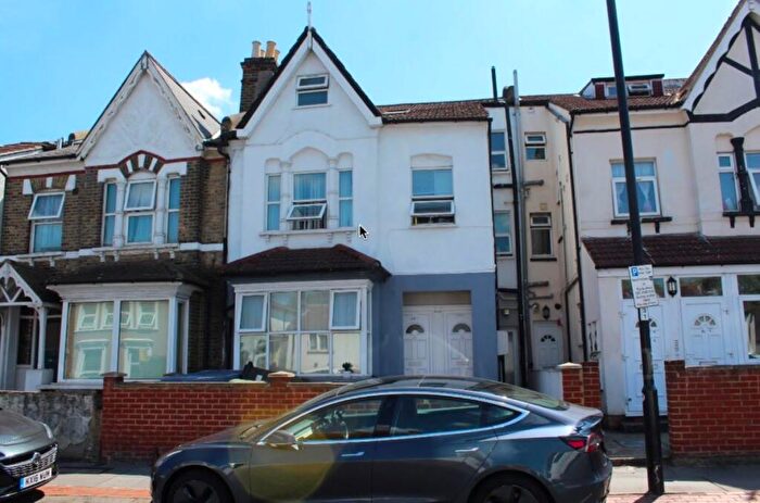 3 Bedroom Flat For Sale In Whitehorse Road, Croydon, CR0