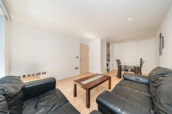 3 Bedroom Flat To Rent In Western Gateway, Royal Docks, E16