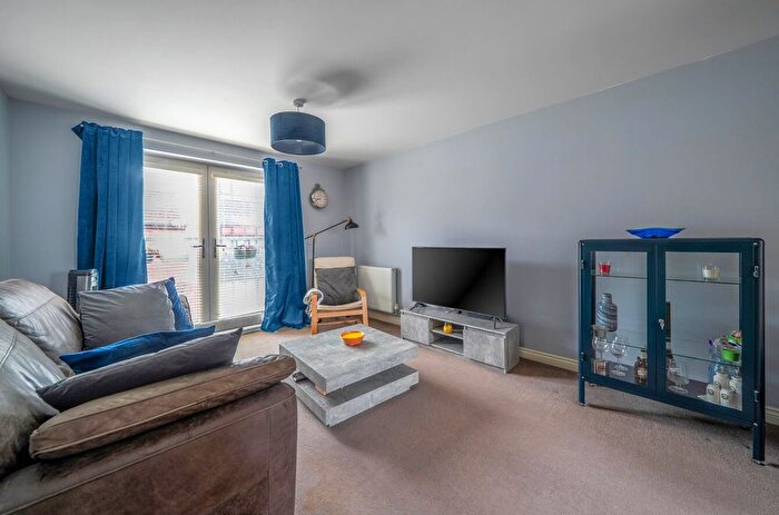 2 Bedroom Flat For Sale In Hawley Drive, Leybourne, West Malling, ME19