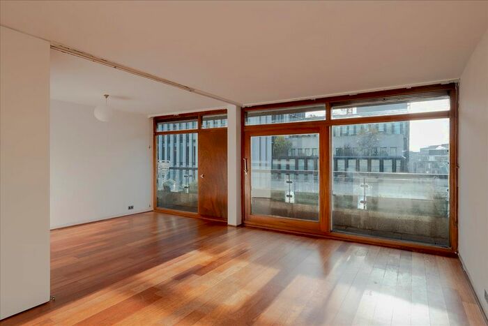 2 Bedroom Flat To Rent In Andrewes House, Barbican, London, EC2Y