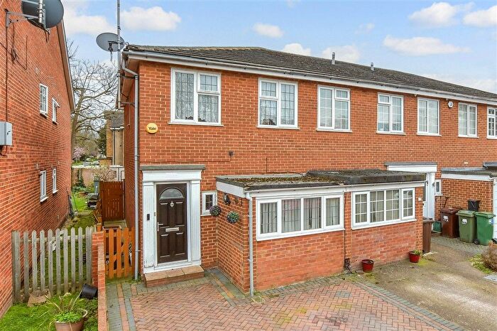3 Bedroom End Terrace House For Sale In Bucklers Way, Carshalton, Surrey, SM5