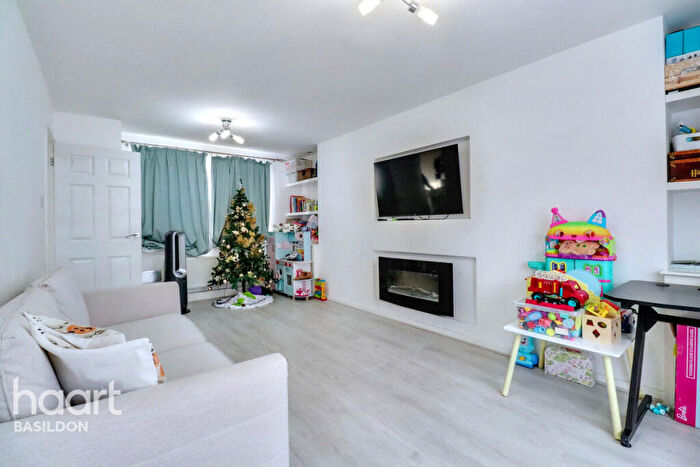 3 Bedroom Terraced House For Sale In Latchetts Shaw, Basildon, SS16