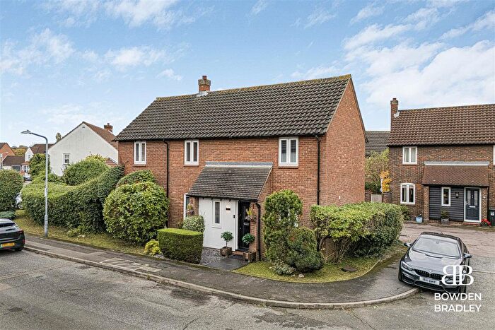 4 Bedroom Detached House For Sale In Peel Place, Clayhall, IG5