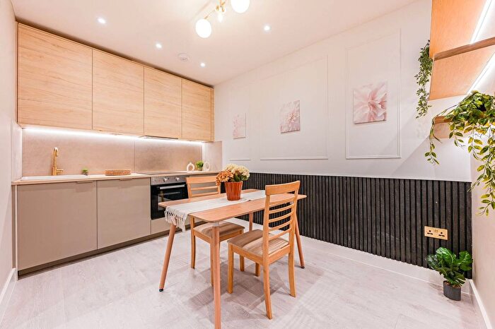 2 Bedroom Flat For Sale In Ellingham Road, Shepherd's Bush, London, W12