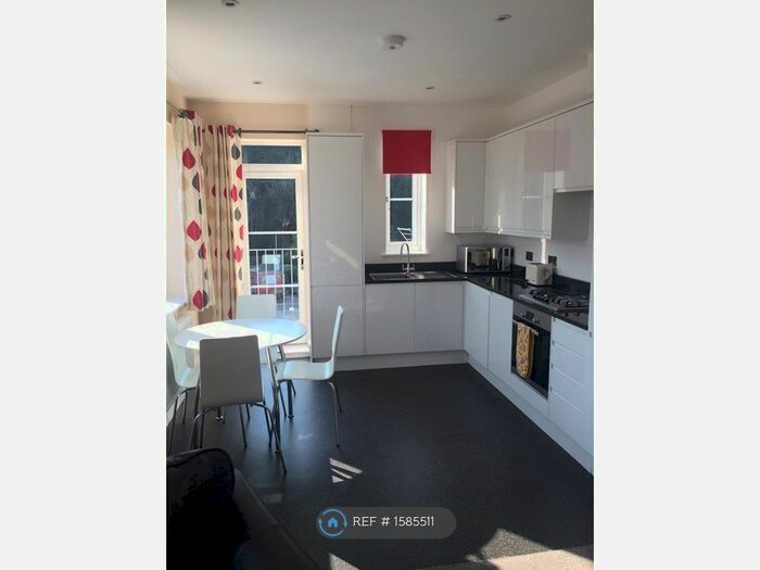 2 Bedroom Flat To Rent In Durham Road, London, SW20