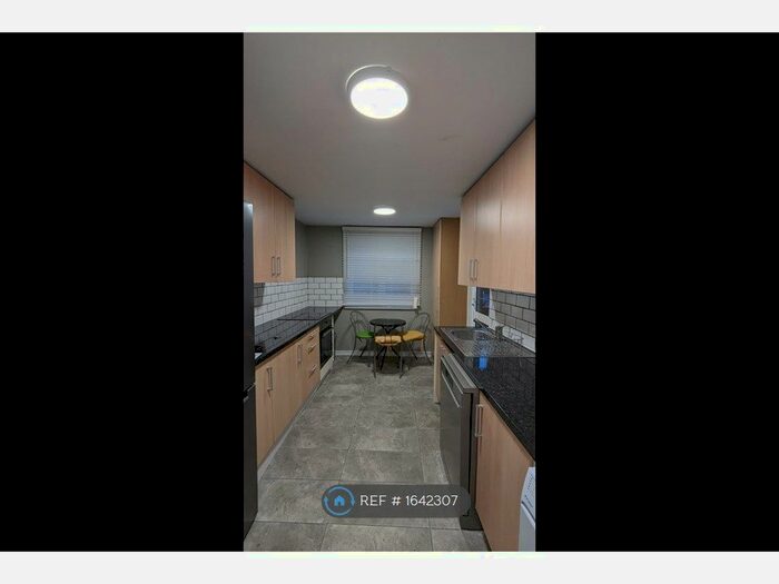 3 Bedroom Flat To Rent In Norfolk Close, London, N2