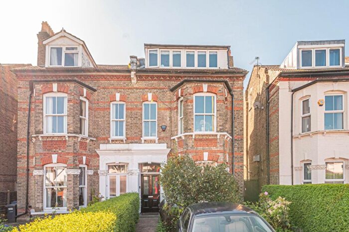 2 Bedroom Maisonette For Sale In Cricklewood Lane, Child's Hill, London, NW2