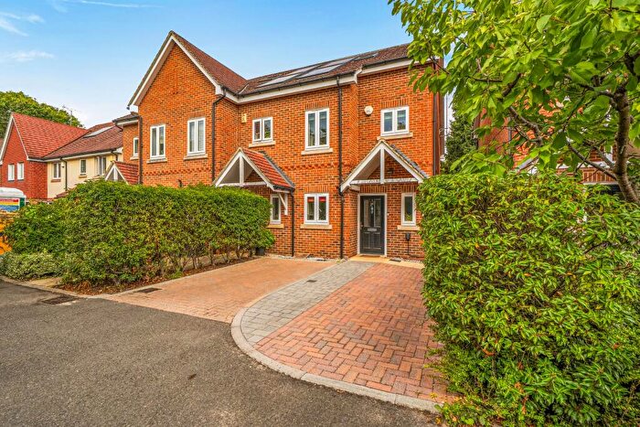 3 Bedroom End Of Terrace House For Sale In St Johns, GU21