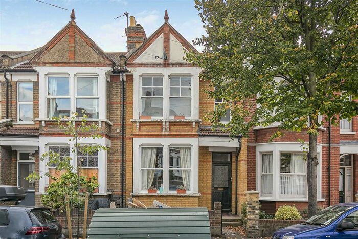 3 Bedroom Flat To Rent In West Avenue Road, Walthamstow, London, E17