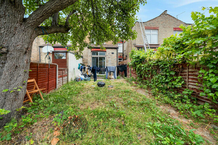 3 Bedroom Terraced House For Sale In York Road, Bounds Green, N11
