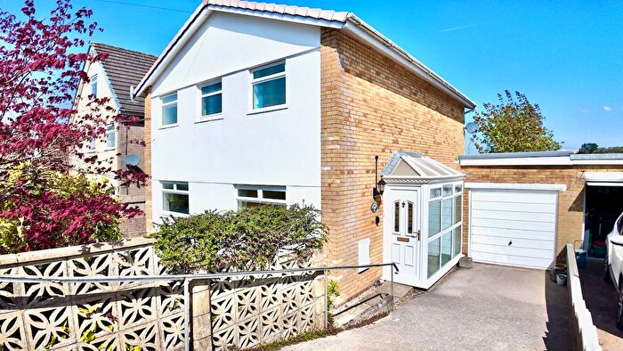 4 Bedroom Link Detached House For Sale In Gellideg Heights, Maesycwmmer, CF82