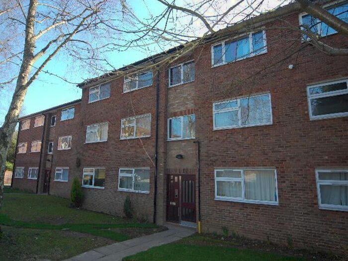 2 Bedroom Flat To Rent In Aysgarth Close, Harpenden, AL5