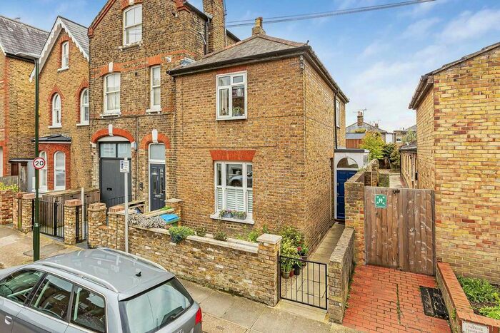 2 Bedroom Flat To Rent In Evelyn Road, Richmond, TW9