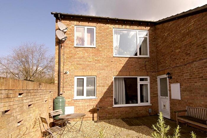 2 Bedroom Maisonette To Rent In Sadlers Court, North Abingdon, OX14