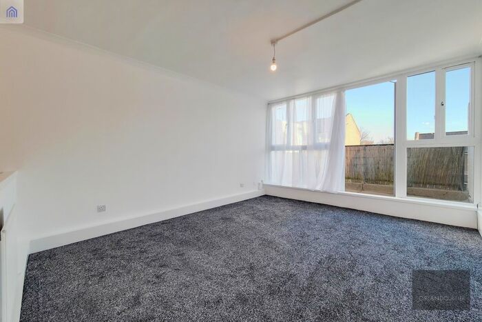 3 Bedroom Maisonette To Rent In Northwood Way, London SE19