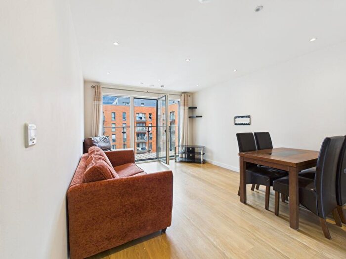 2 Bedroom Apartment To Rent In Lexington Apartments, Railway Terrace, Slough, Berkshire, SL2