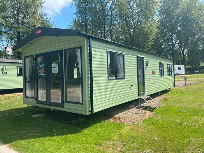 2 Bedroom Mobile/park Home For Sale In Newhaven, Buxton, SK17