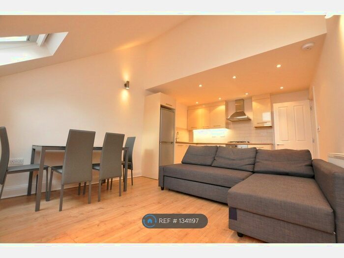 2 Bedroom Flat To Rent In High Road, London, N2