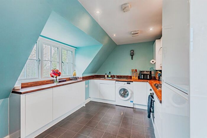 2 Bedroom Flat For Sale In White Post Hill, Redhill, RH1