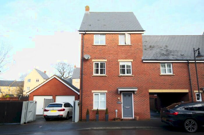 3 Bedroom Link Detached House To Rent In Zakopane Road, Haydon End, Swindon, Wiltshire, SN25