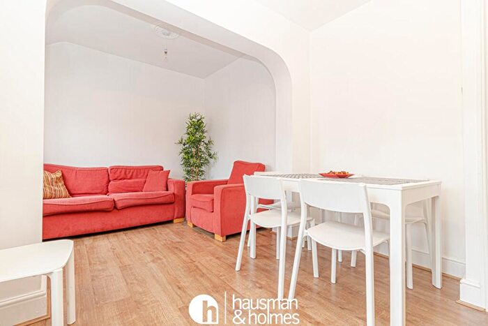 3 Bedroom Flat To Rent In North End Road, Golders Green, NW11