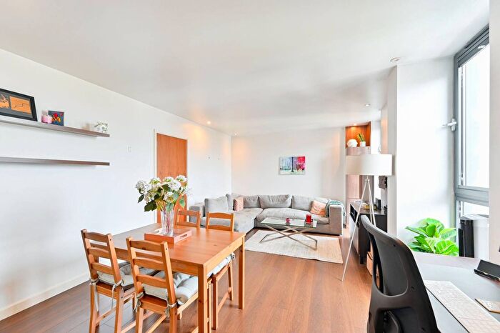 1 Bedroom Flat To Rent In Lumiere Apartments, Clapham Junction, London, SW11