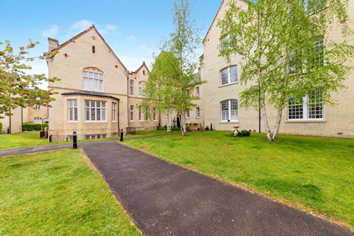 2 Bedroom Flat For Sale In Kingsley Avenue, Fairfield Hall, Hitchin, SG5