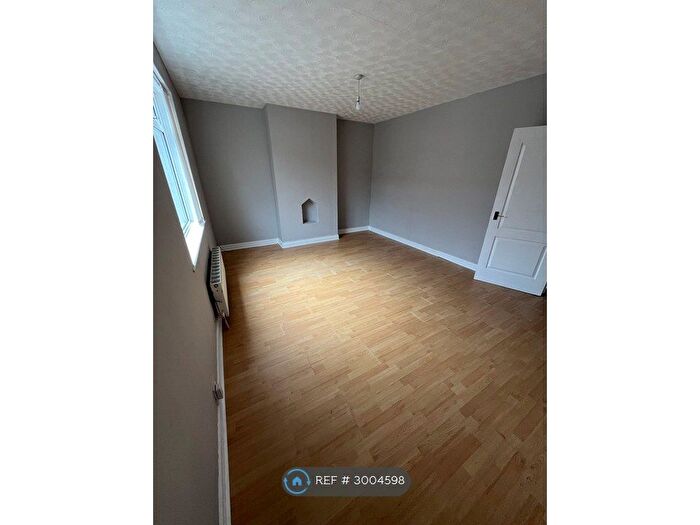 2 Bedroom Flat To Rent In Chatsworth Gardens, St. Anthonys, Newcastle Upon Tyne, NE6