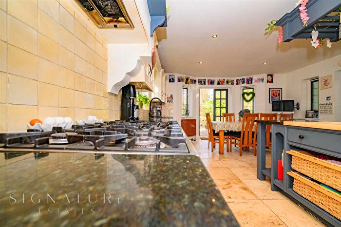 4 Bedroom Detached House For Sale In Toms Lane, Kings Langley, WD4