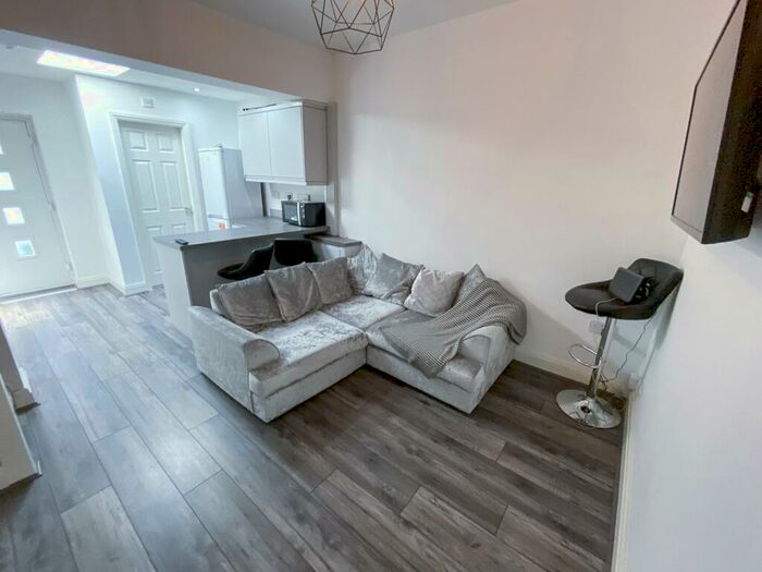 3 Bedroom Terraced House To Rent In Grantham Street, L6