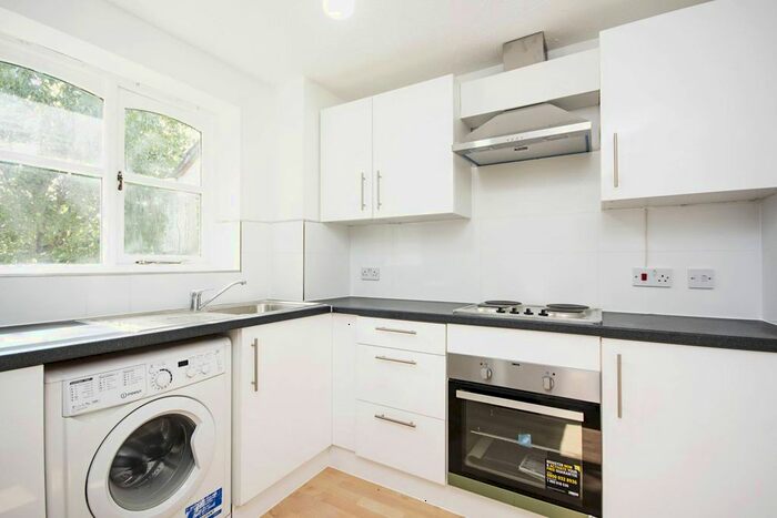 2 Bedroom Flat To Rent In Norwood Close, Cricklewood, London, NW2