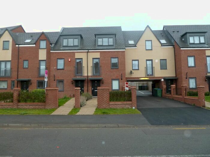 4 Bedroom Town House To Rent In Sams Lane, West Bromwich, B70