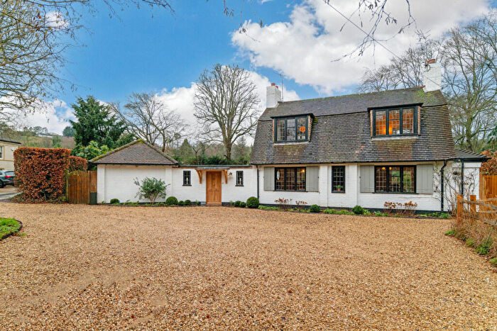 4 Bedroom Detached House For Sale In Fairmile Henley-on-Thames, Oxfordshire, RG9