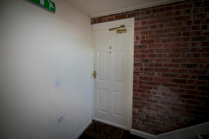 3 Bedroom Flat To Rent In Alexandra Road South, Chorlton Cum Hardy, Manchester, M16